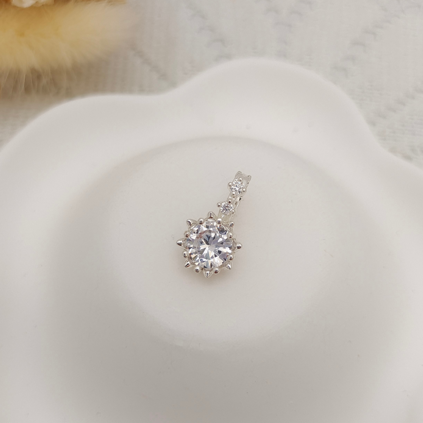 【B25】1PCS White Round Zircon Pendant Clasp | Silver Base | Dual-Use Sparkling Charm for DIY Jewelry