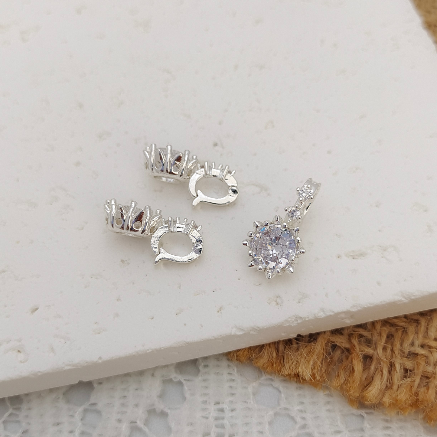 【B25】1PCS White Round Zircon Pendant Clasp | Silver Base | Dual-Use Sparkling Charm for DIY Jewelry