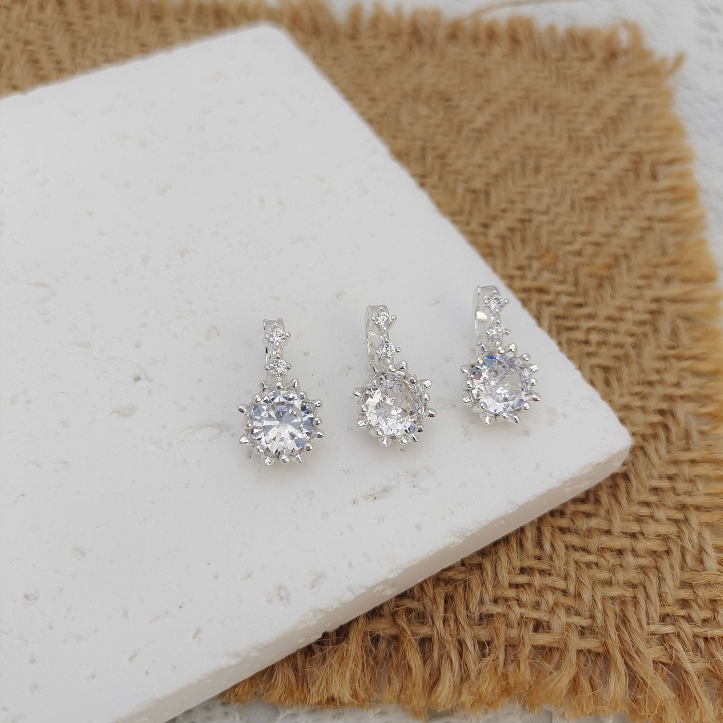 【B25】1PCS White Round Zircon Pendant Clasp | Silver Base | Dual-Use Sparkling Charm for DIY Jewelry
