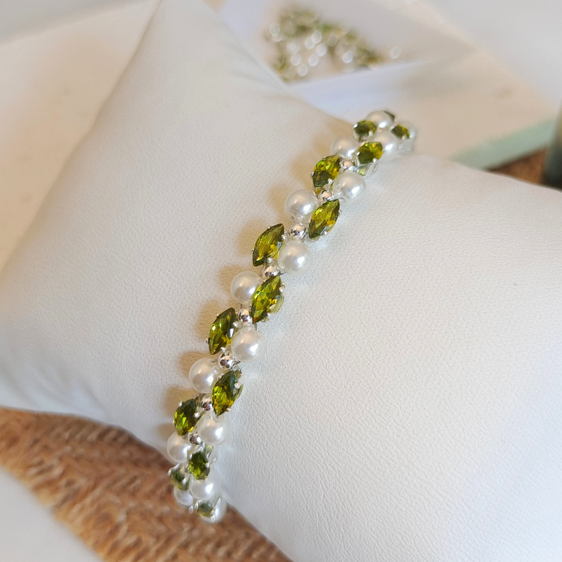 Olive green marquise zircon pearl bracelet detail