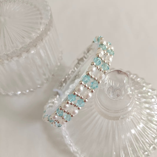 Handmade bracelet with icy blue tones and white pearls