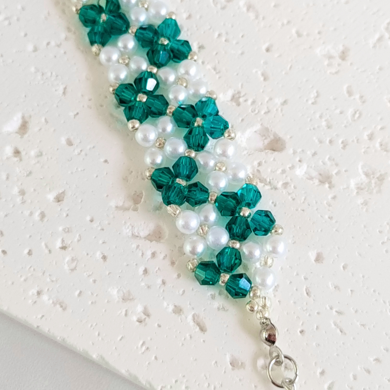 Handmade bracelet in peacock green – zoomed-in detail of beads and craftsmanship