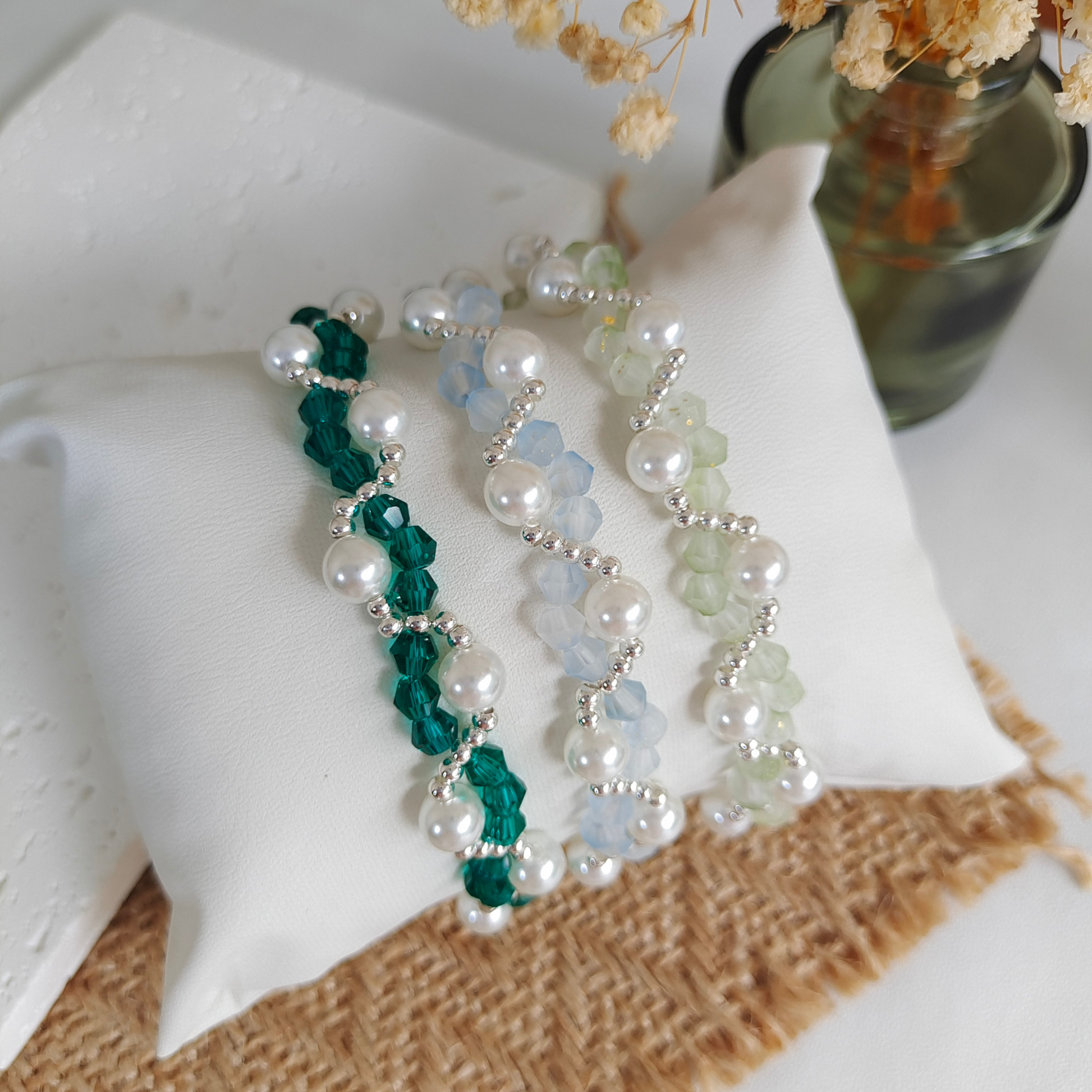 Wave-shaped bracelet with frosted diamond beads and large pearls in cream tones