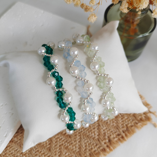 Wave-shaped bracelet with frosted diamond beads and large pearls in cream tones