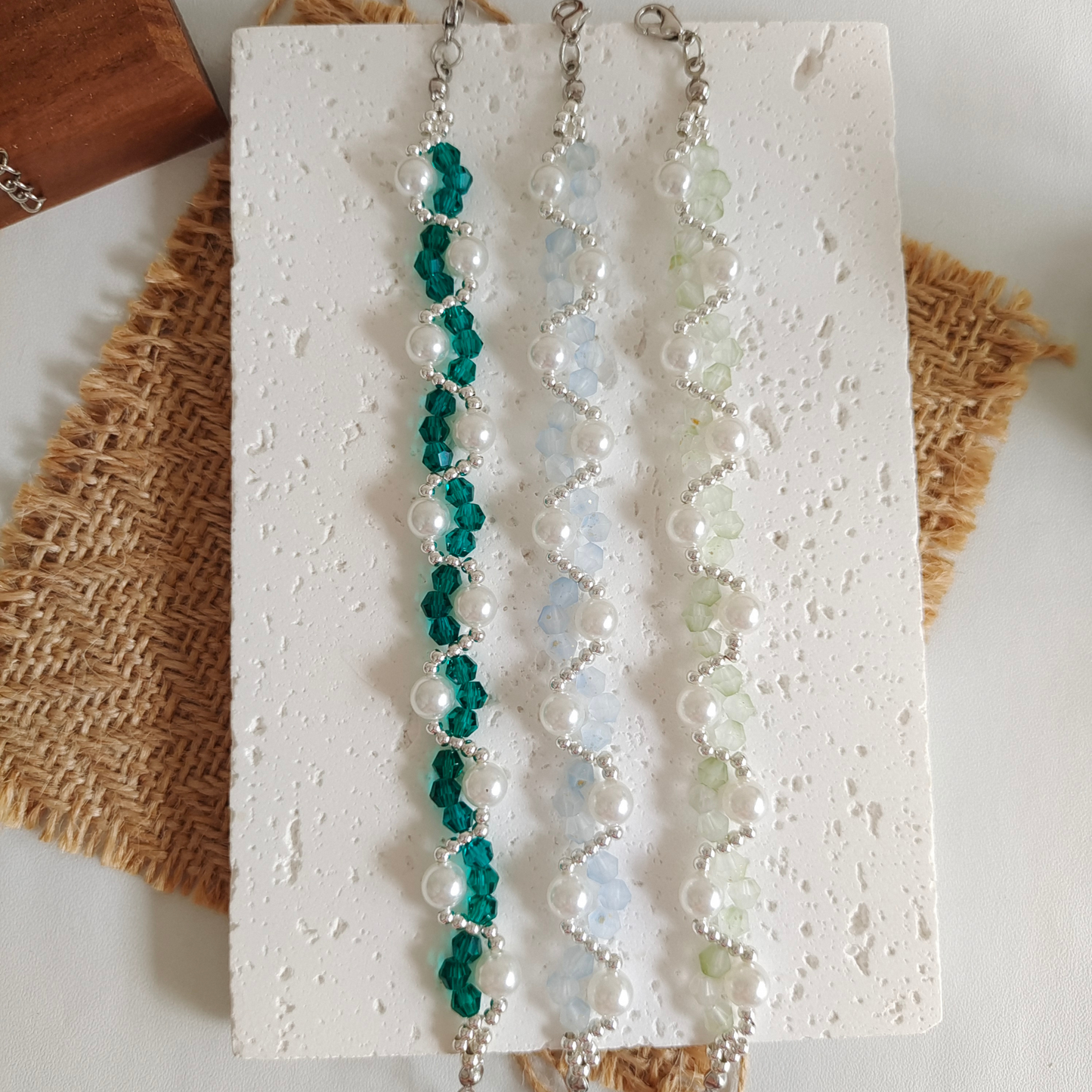 Cream-tone beaded bracelet in wave shape with frosted beads and pearls