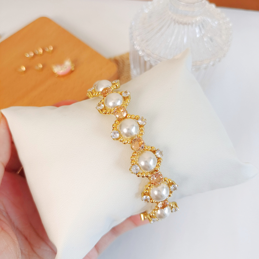 Elegant beaded bracelet with LinaBell cartoon clasp and pearls