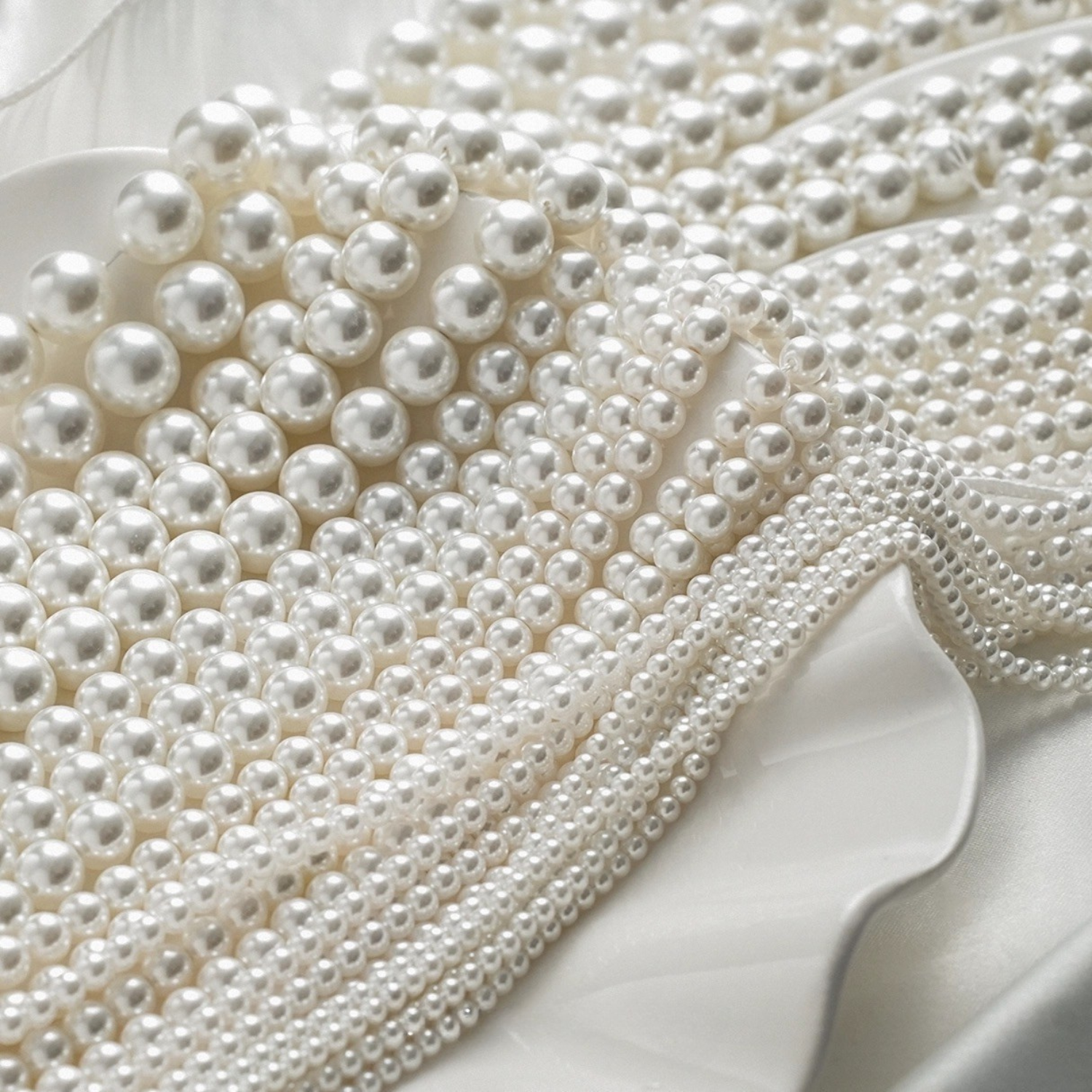 Glossy synthetic pearls for elegant handmade jewelry designs