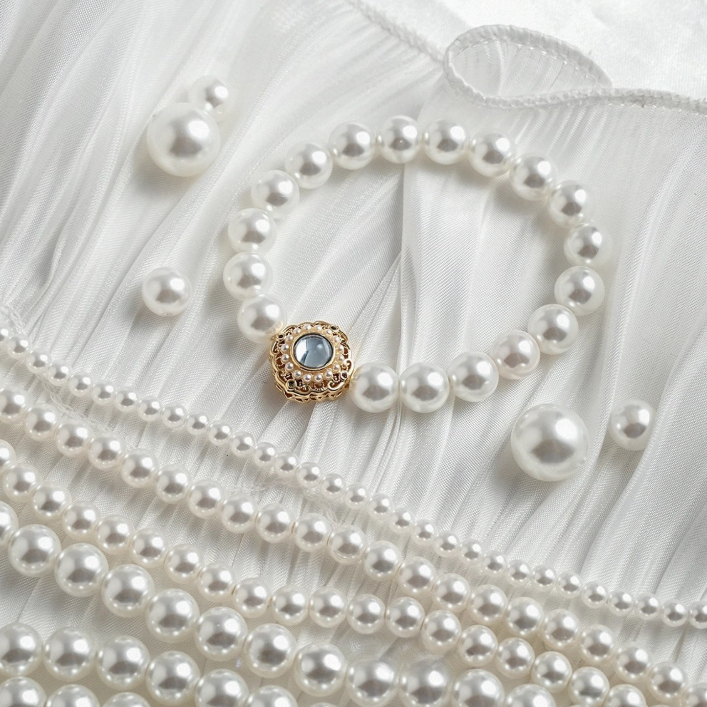 High-shine faux pearl beads, perfect for luxury DIY projects
