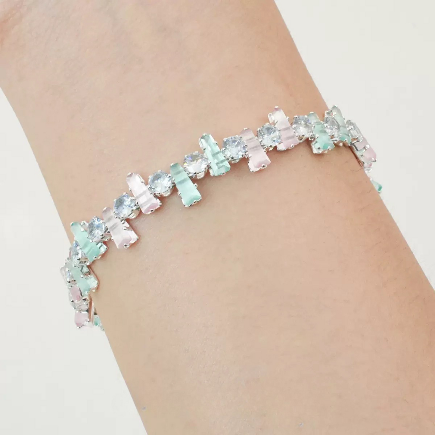 Bracelet with blue cat eye trapezoid zircon beads