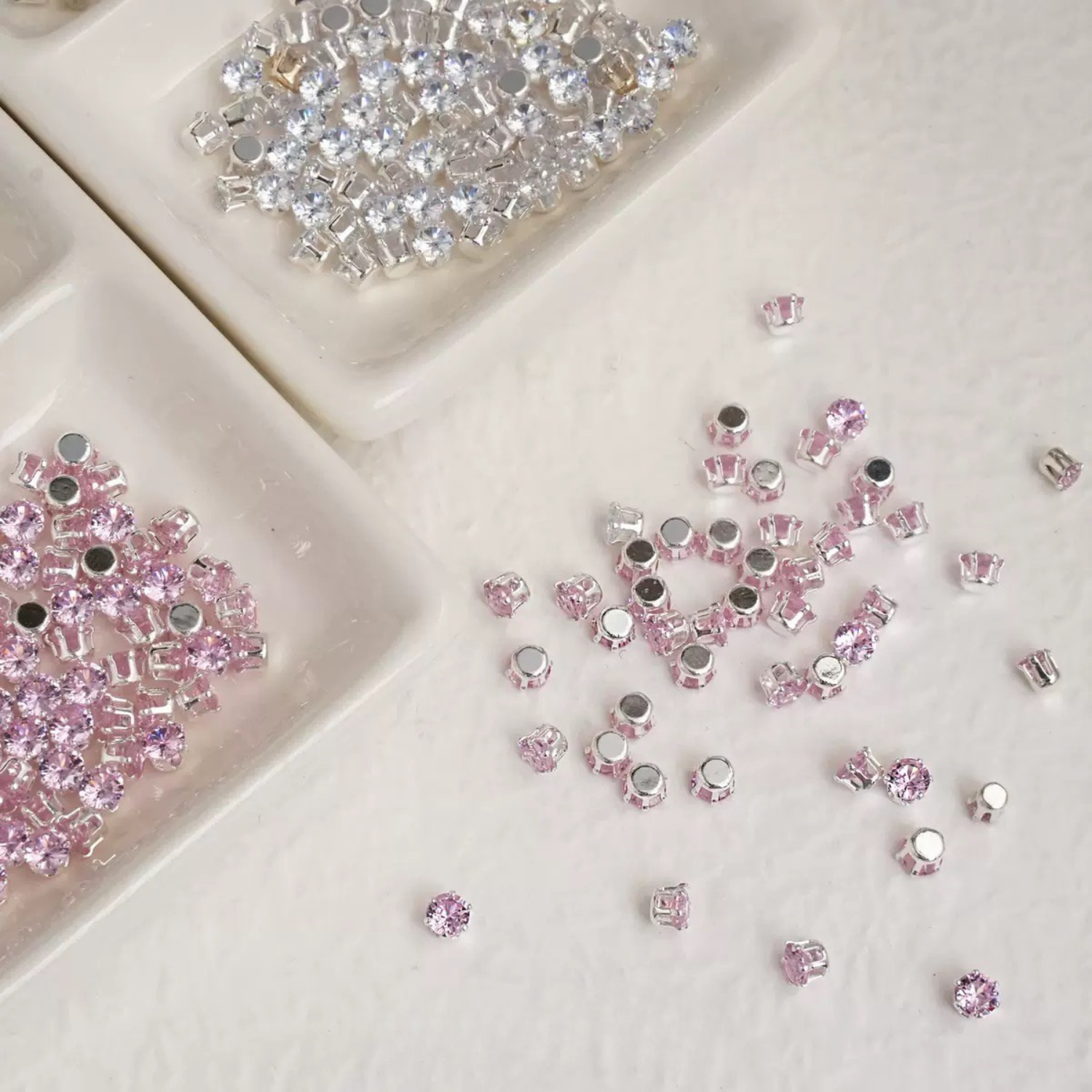 Round claw-set cubic zirconia stones